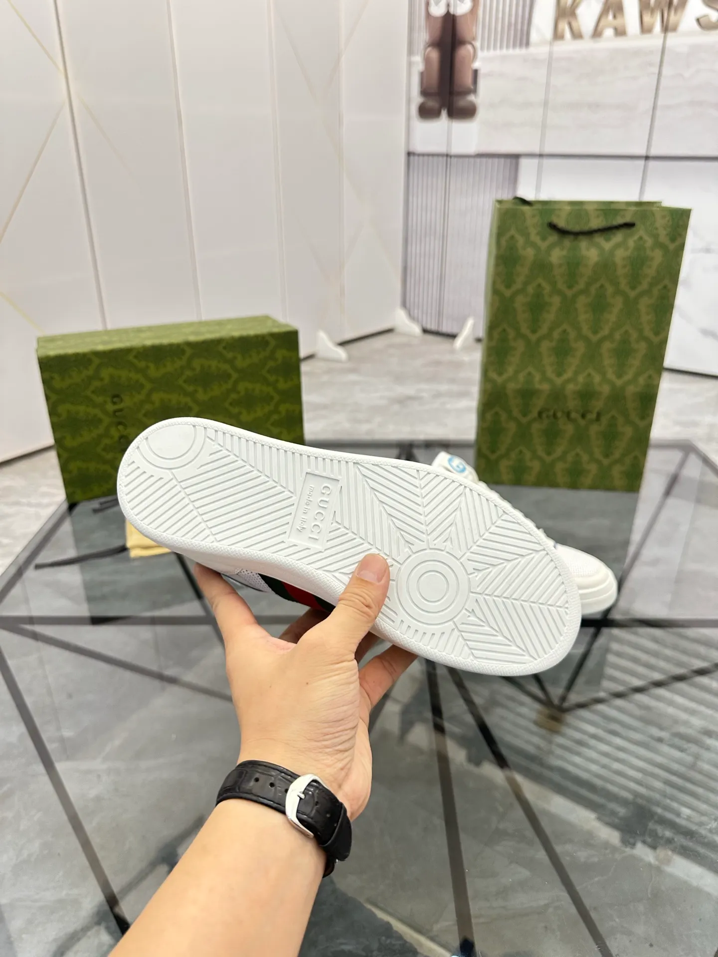 Selling men's shoes 💰: 💰P560¥ Top quality Product trademark: Gucci* "Gucci*" low-top casual shoes Regular size: 38-44 (can be customized to 45.46.) Product material: imported first-layer cowhide leather upper, breathable lining, original outsole. No.: 004